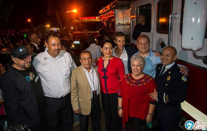 Autoridades y bomberos en la entrega de una unidad