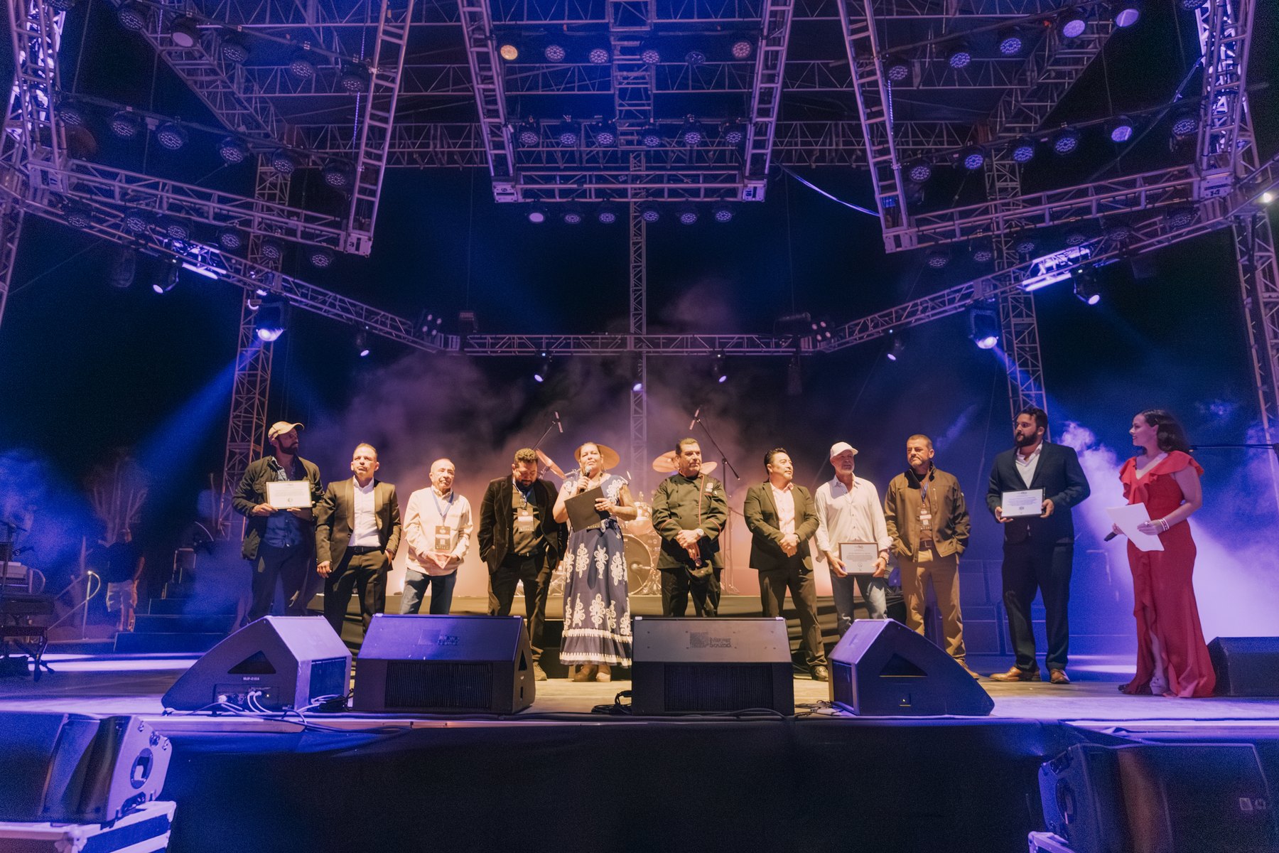 Entrega de reconocimientos en el escenario del festival